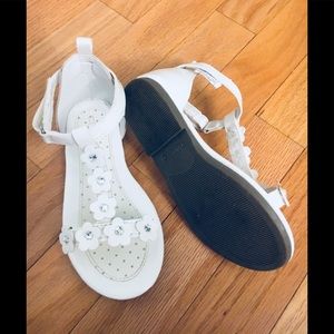 Carter’s size 11 white flower sandals